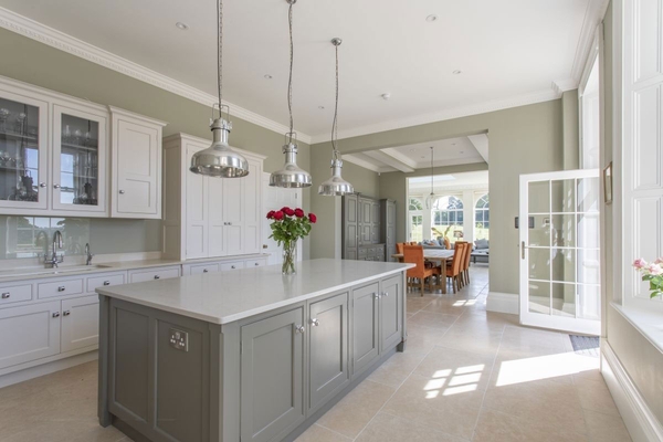 Spacious country house with landscaped gardens in West Sussex England – love locations