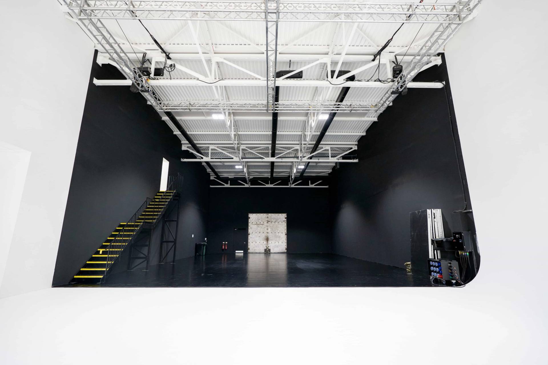 Large open plan studio for filming and photography in Acton W3 – love locations