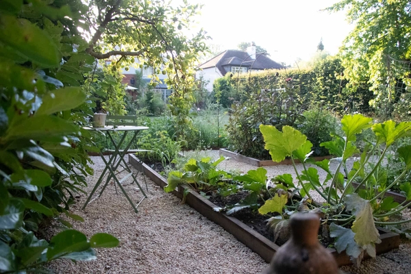 Contemporary garden setting at a modern house in Horsley, Surrey, ideal for film and photoshoots – Love Locations.