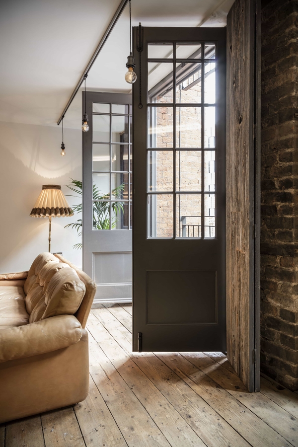 Antique furnished warehouse space in M4, Love Locations