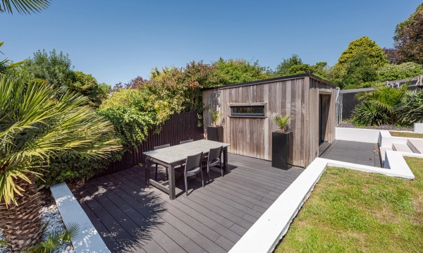 BN3 modern property with palm-lined garden and hot tub – Love Locations