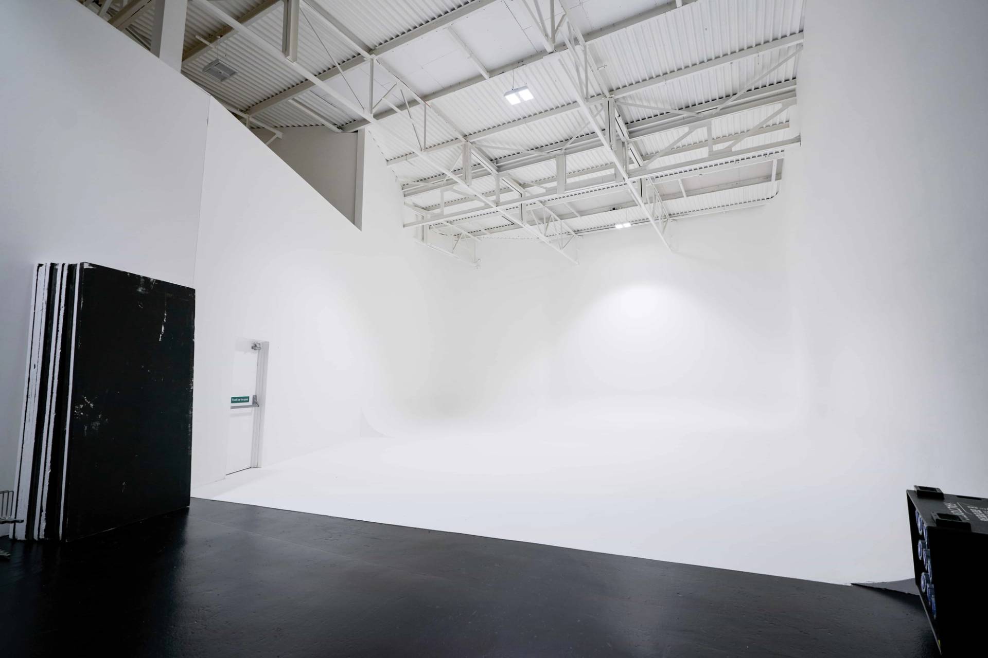 Bright white studio with seamless backdrop for filming and photography in Acton W3 – love locations