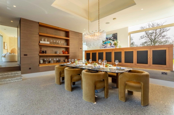 Love Locations premium dining space location GU8: Long luxury dining table arrangement underneath a glass crystal chandelier, tailored for food branding and interior lookbook photography.