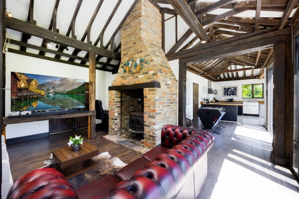 Countryside barn conversion with exposed timber structure RM4 – Love Locations
