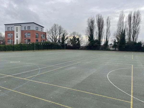 Love Locations open school playground location RG30: Large open-air asphalt playground and sports zone, optimized for breaktime scenes, crowd tracking shots, and TV productions.