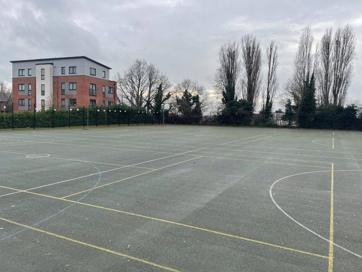 Love Locations open school playground location RG30: Large open-air asphalt playground and sports zone, optimized for breaktime scenes, crowd tracking shots, and TV productions.