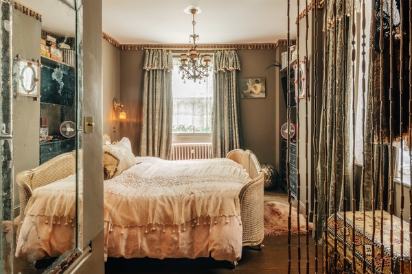 Hackney East London Victorian home with traditional living room – Love Locations