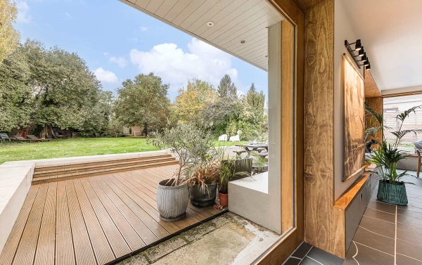 Contemporary RG9 home with expansive glazing – Love Locations
