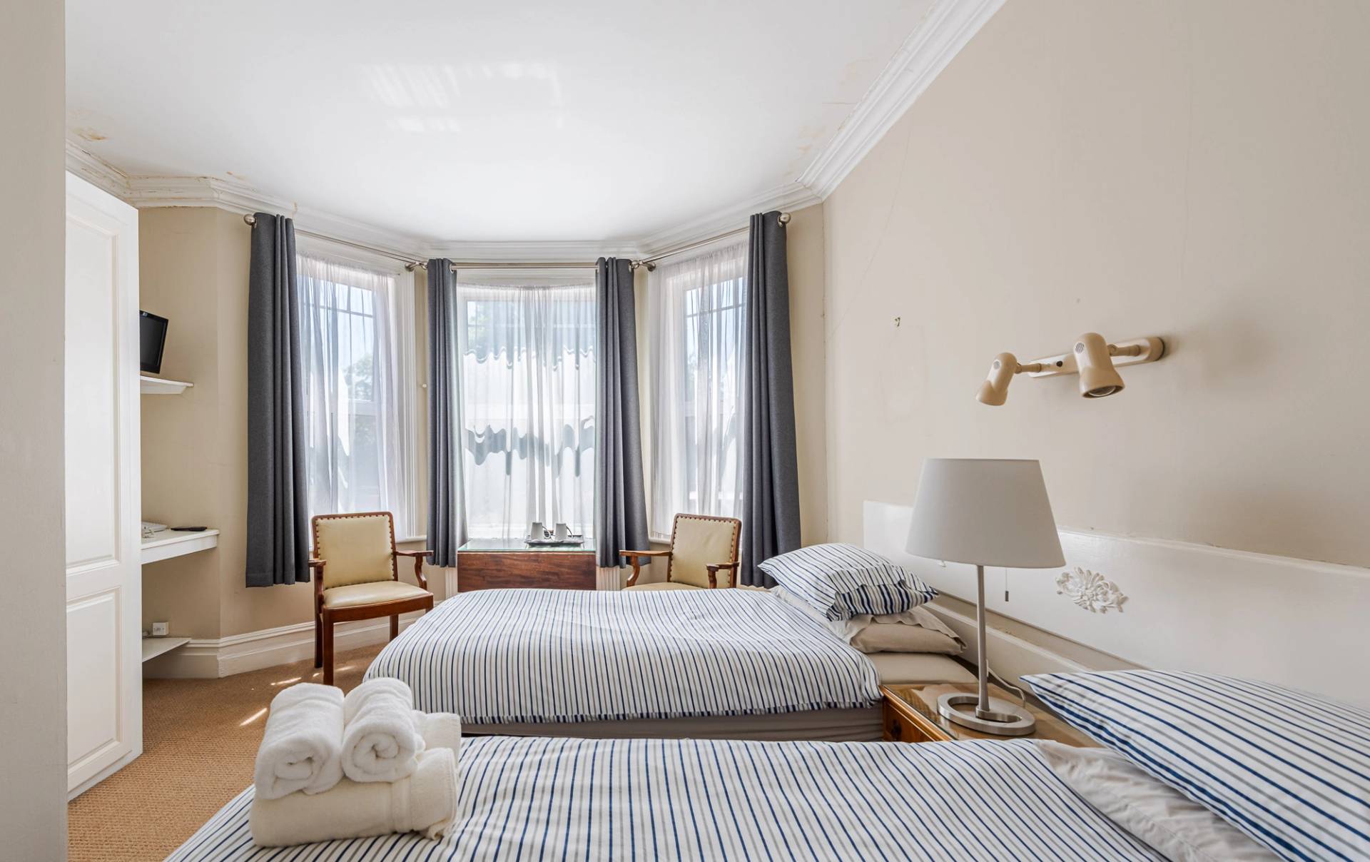 Historic West London hotel property with bar, lounge and dining area