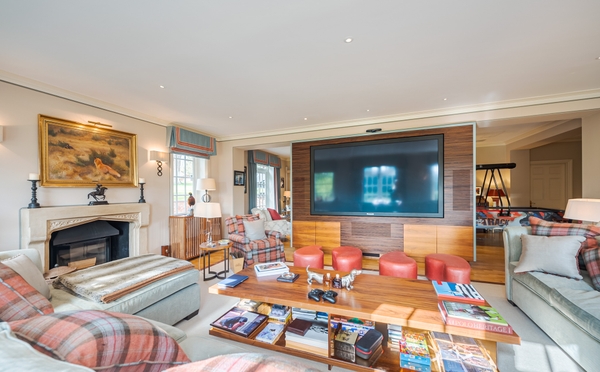 Balanced mix of formal and relaxed reception rooms.