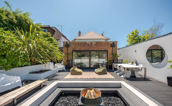 BN3 open-plan home with garden fire pit and hot tub – Love Locations