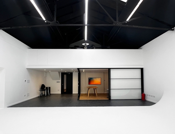 Contemporary photography studio with curved backdrop wall in Acton West London – Love Locations