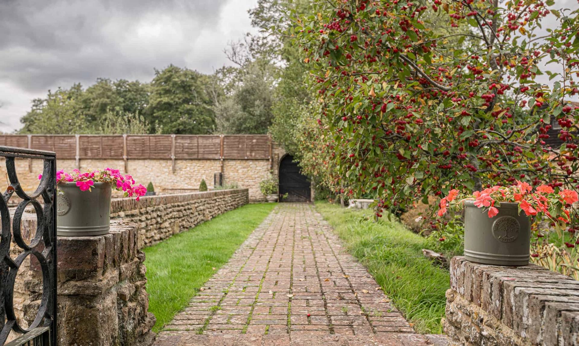 Historic hall house with lake and gardens GU5 – Love Locations