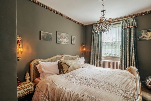 Hackney East London Victorian home with traditional living room – Love Locations