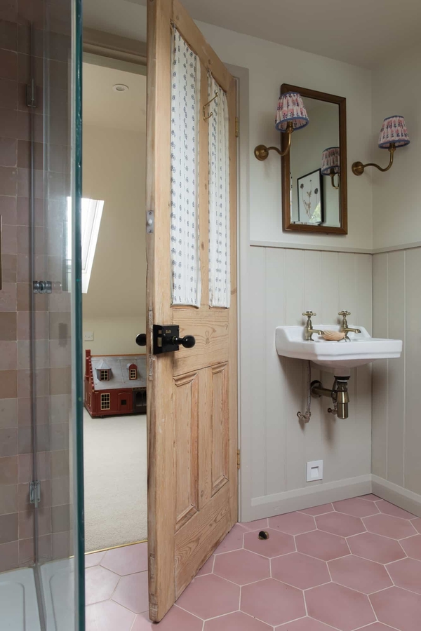 Production-friendly modern interior in Horsley, Surrey, suitable for film, TV, and advertising – Love Locations.