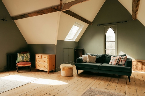 Classic Victorian bedroom with tall windows in Weybridge Surrey KT13 – Love Locations