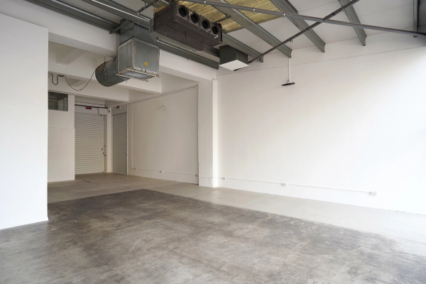 Open-plan urban venue in East London E1 with floor-to-ceiling glass – Love Locations