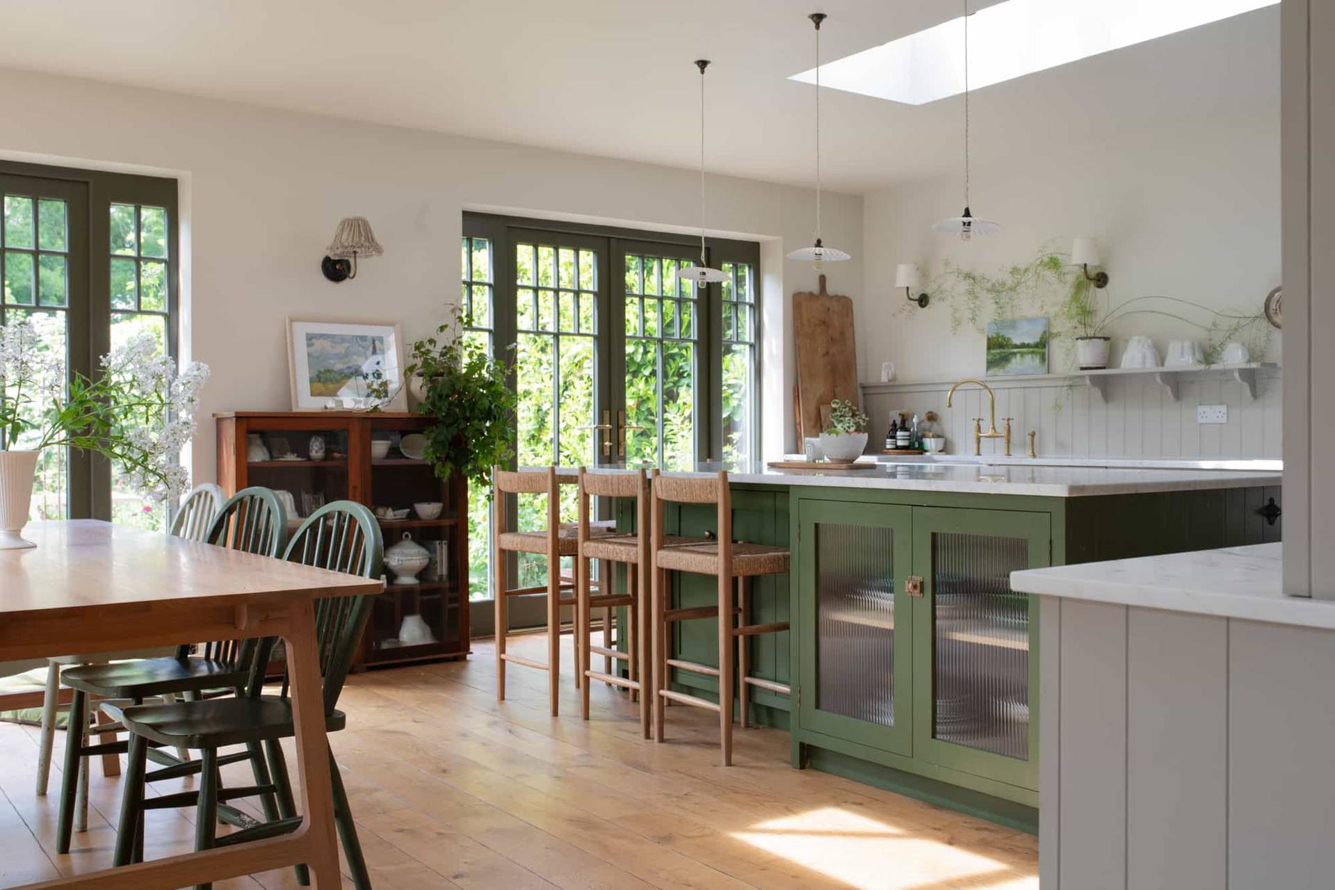 Showcasing refined Edwardian elegance and Arts & Crafts detailing, this Horsley, Surrey interior offers ornate cornicing, heritage joinery, and warm natural light throughout. A classic period interior location curated by Love Locations.