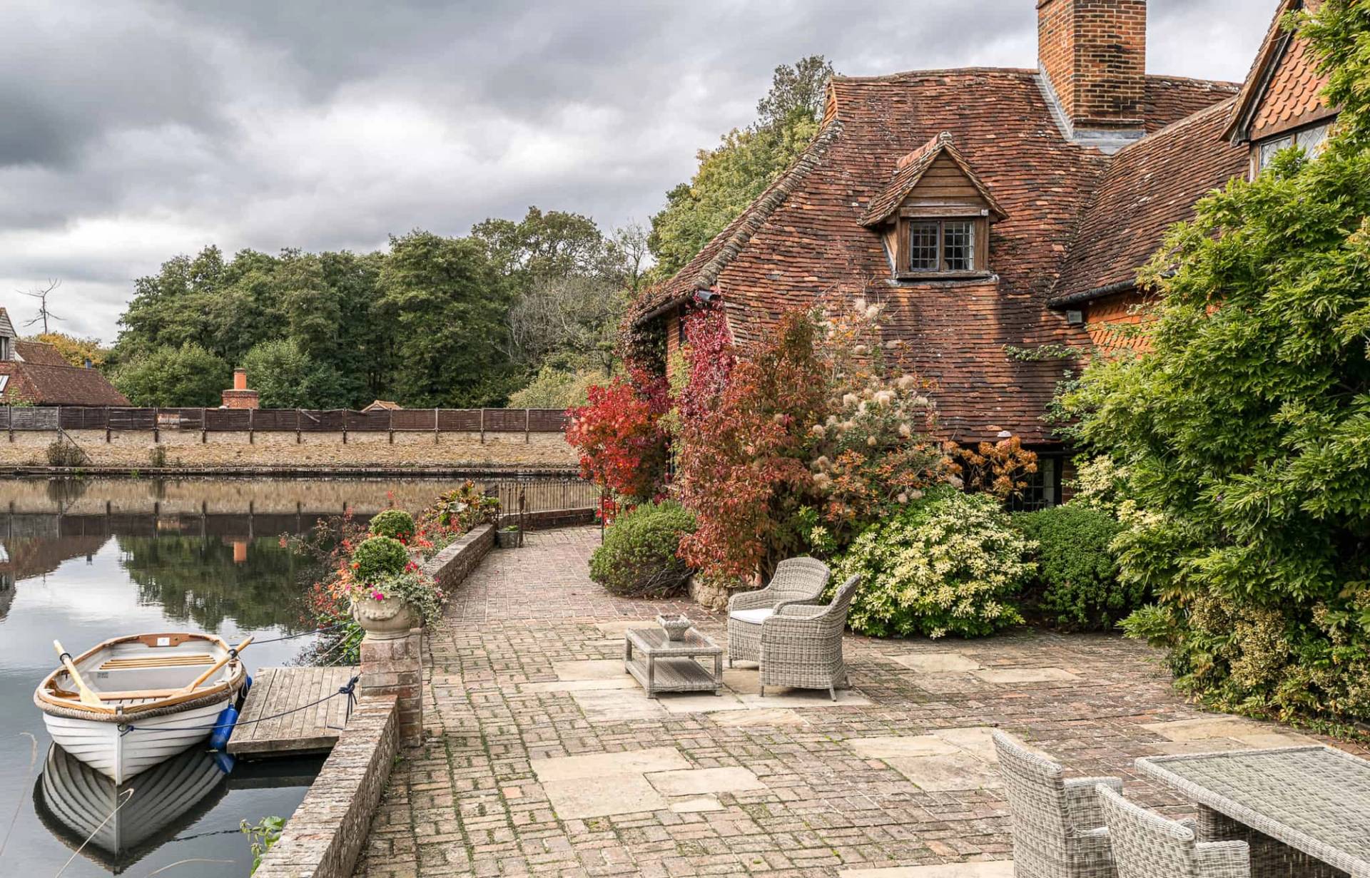 GU5 private lake house with walled garden – Love Locations