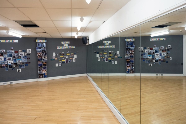 Love Locations mirrored dance studio location Bristol BS7: Bright rehearsal hall with extensive wall mirrors reflecting a smooth wooden floor, perfect for choreography training, fitness branding, and lookbooks.