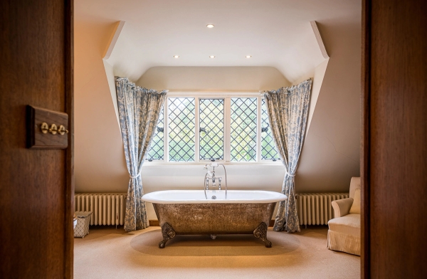 Guildford GU5 manor house with private lake – Love Locations