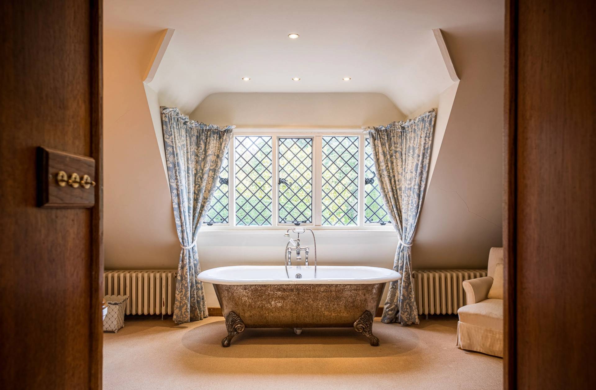 Guildford GU5 manor house with private lake – Love Locations
