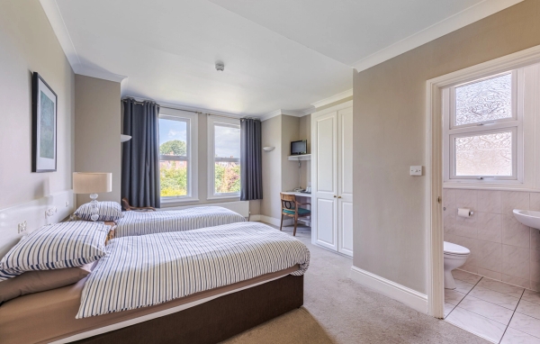 Former hotel location in W6 with timeworn character and multiple internal areas