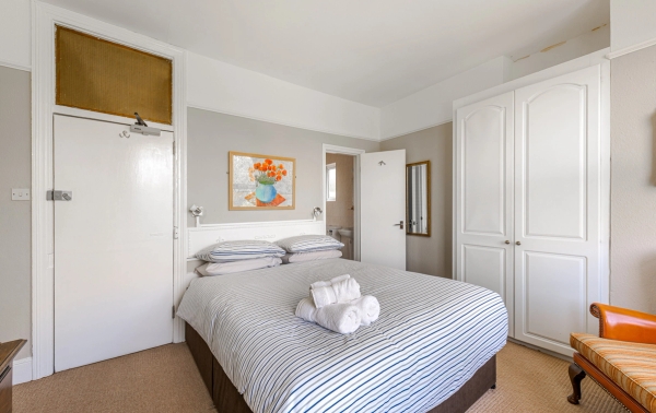 Former West London hotel with ten bedrooms and a variety of interior spaces