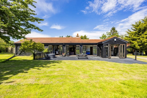 Rustic barn living space with vaulted roof RM4 Essex – Love Locations