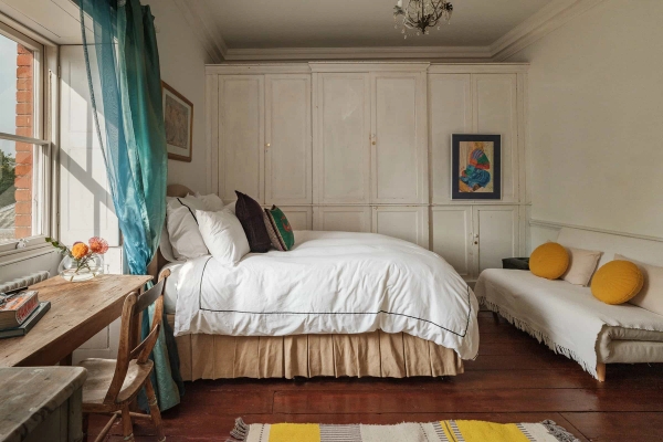 Georgian house with sash windows in RG42 – Love Locations