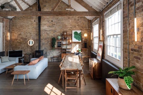 N1 Angel loft kitchen studio with factory windows and beams – love locations