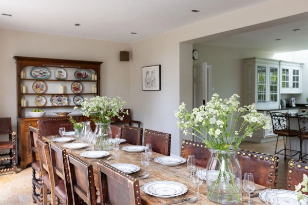 Love Locations stately dining space BN44: Long banquette dining layout styled with classic tableware and traditional sideboards, tailored for luxury catering and high-end brand ads.