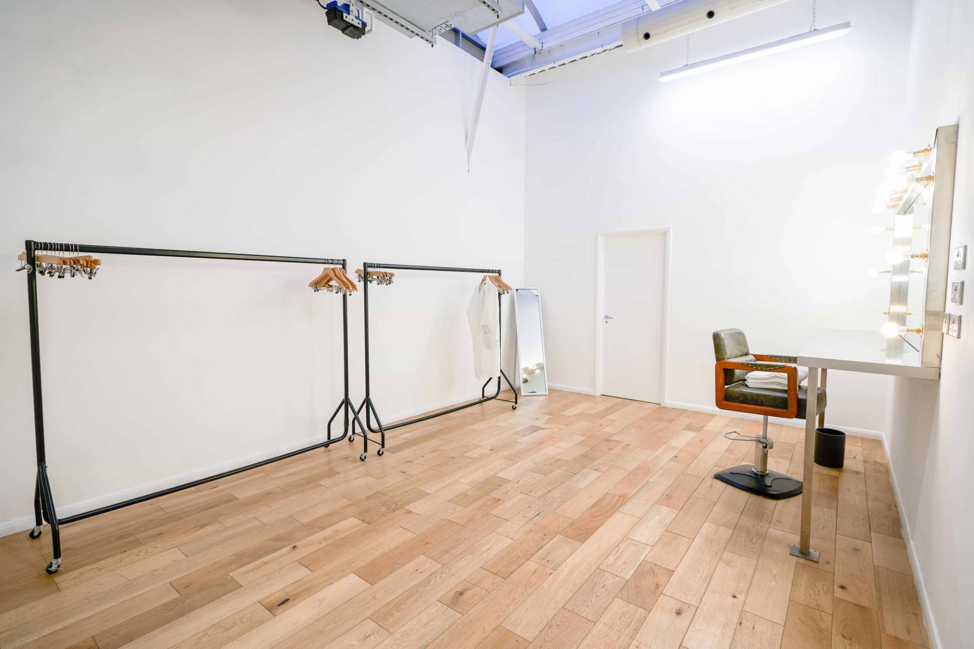 Acton London studio with infinity wall and production ready setup – love locations