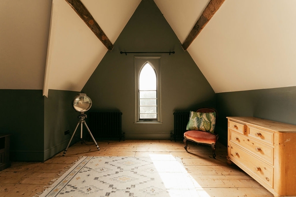 Victorian hallway with checkerboard tiles and high ceilings in Weybridge KT13 – Love Locations