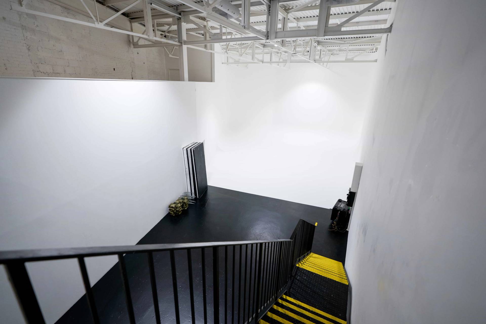 Professional photography and film studio with white walls in Acton W3 – love locations