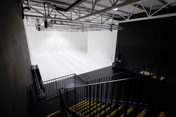 White infinity studio with adjoining black box space in Acton W3 – love locations