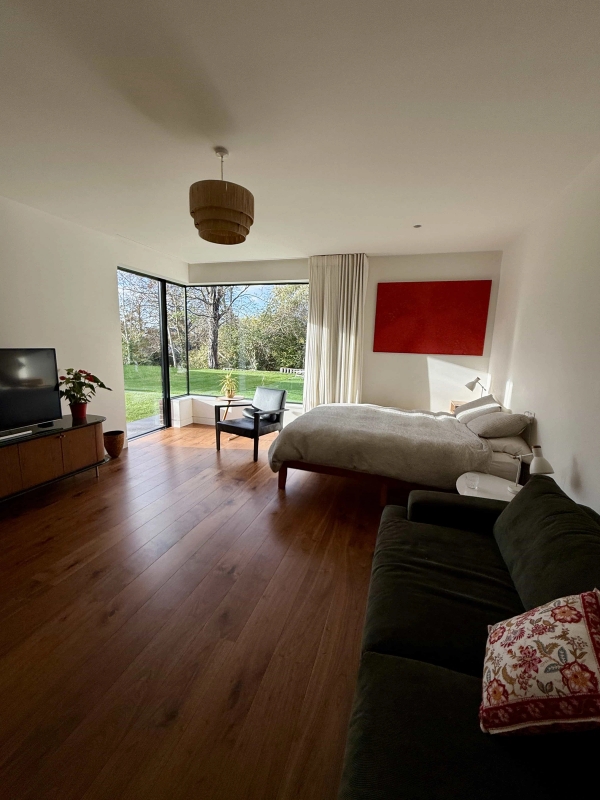 Living space with mid-century proportions and light