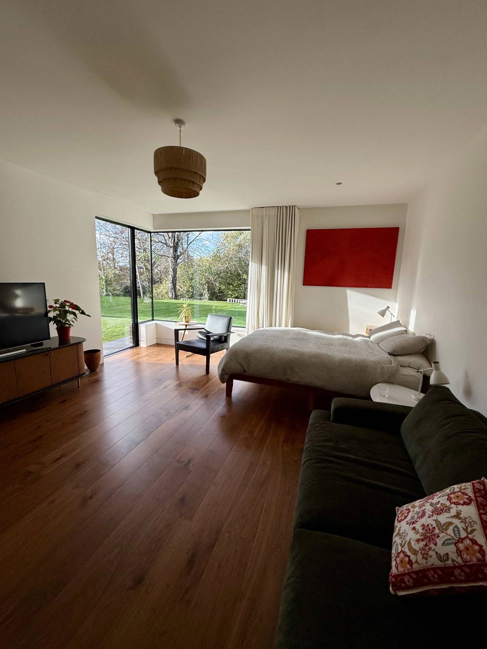 Living space with mid-century proportions and light