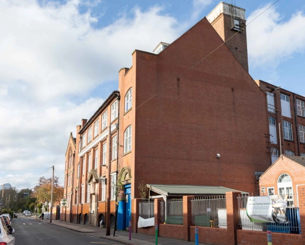 Spacious warehouse studio with original factory features in LE4 – love locations