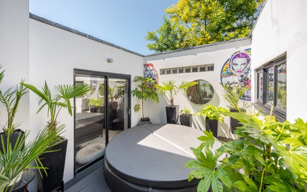 Brighton BN3 location house with open living space and decking – Love Locations