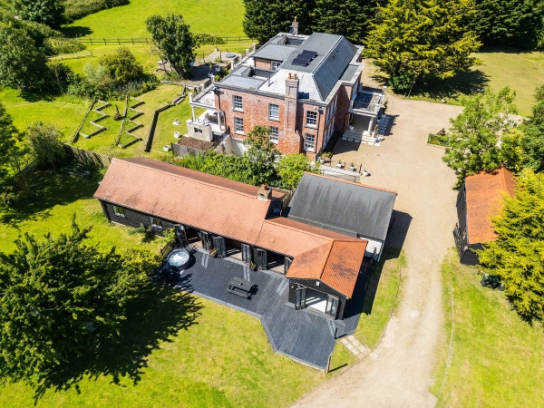 RM4 modern barn conversion with open-plan interior – Love Locations