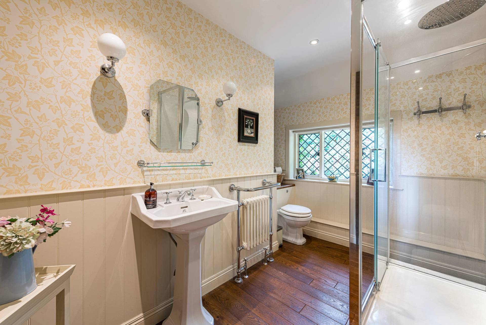 GU5 lake house with period fireplaces – Love Locations