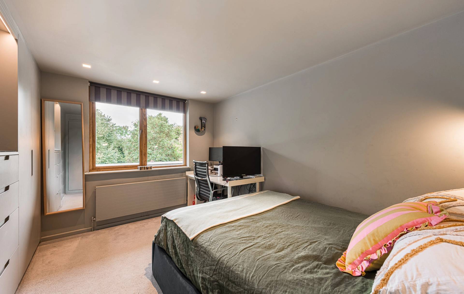RG9 modern home with expansive garden – Love Locations