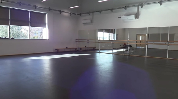 Love Locations mirrored dance studio RG30: Light-filled rehearsal hall with polished floors, wall mirrors, and ballet barres, perfect for music videos, choreography training, and commercials.