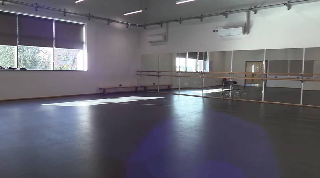 Love Locations mirrored dance studio RG30: Light-filled rehearsal hall with polished floors, wall mirrors, and ballet barres, perfect for music videos, choreography training, and commercials.
