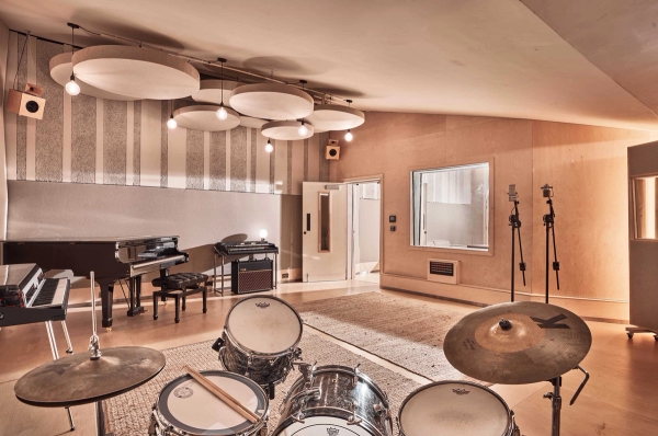 N15 North London recording studio with acoustic treatment – Love Locations