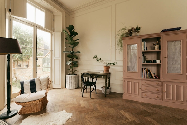 Traditional Victorian kitchen with period features in Weybridge KT13 – Love Locations
