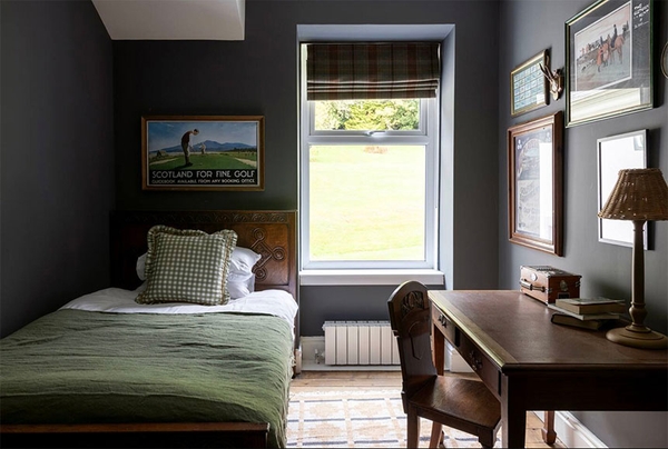Glenstriven guest bedroom with classic furnishings, green cushions and characteristic high-ceiling angle at the estate.