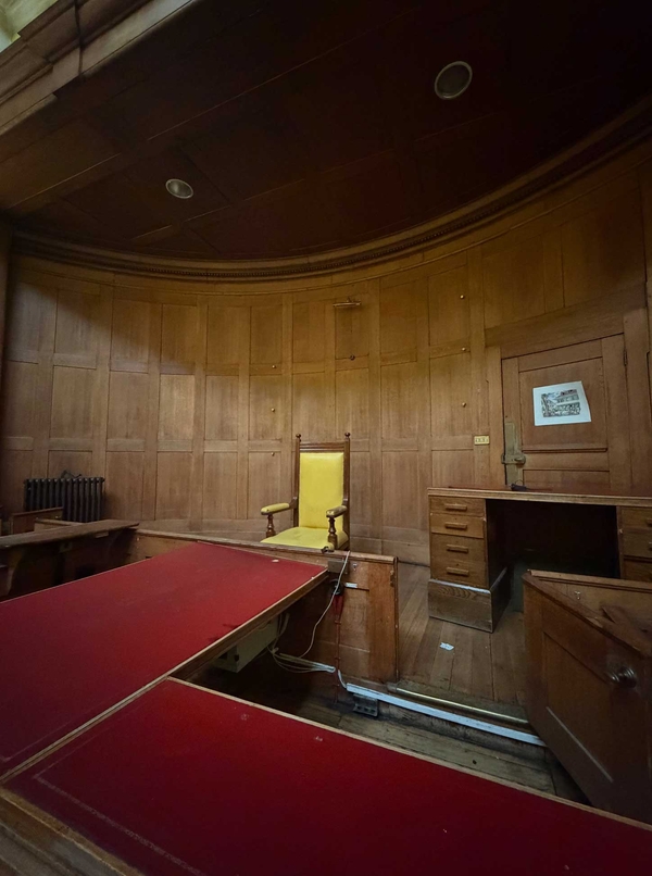 Wood-panelled courtroom-style room London – Love Locations