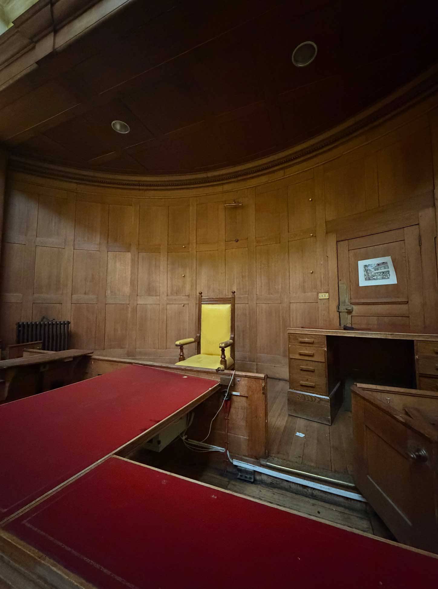 Wood-panelled courtroom-style room London – Love Locations